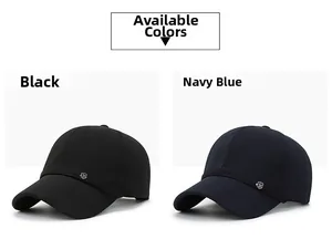 Dettaglio di cappellini da baseball classici nero e blu navy con logo in metallo argento