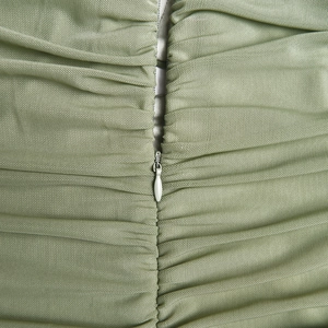 Vue détaillée du dos d'une robe en tulle vert clair avec fronces et fermeture éclair invisible