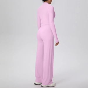 Détail du pantalon de yoga taille haute et veste zippée ajustée en tissu extensible rose