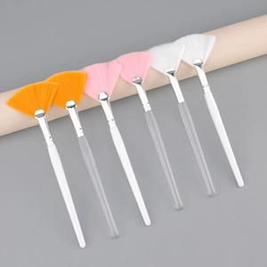 Set of 6 fan-shaped facial mask brushes with soft bristles and ergonomic long handles