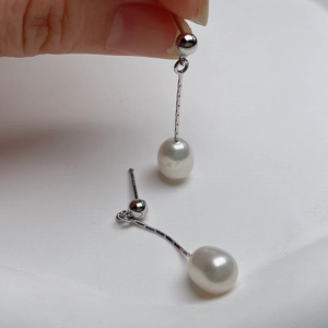 Macro shot of 925 silver fringe drop earrings featuring white freshwater pearls