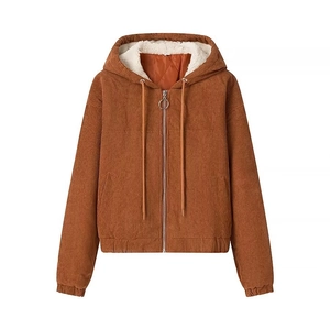 Braune Cordjacke mit Kapuze, weißem Lammfellfutter und silbernem Reißverschluss vorne