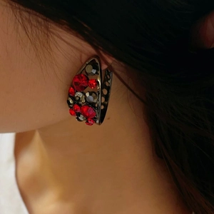 Boucles d'oreilles vintage en forme de C avec zircons rouges et noirs portées