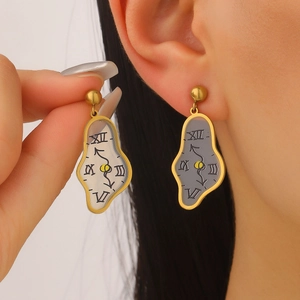 Pendientes de reloj derretido surrealista dorados con esferas asimétricas bicolor