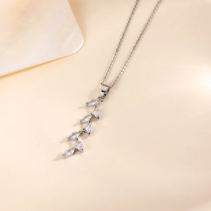 Collana d'argento con spighe di grano e foglie di zirconia su sfondo perlescente