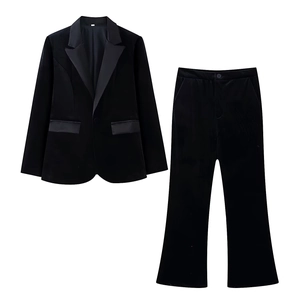 Détails de la texture du velours noir sur le revers et le tissu de l'ensemble tailleur
