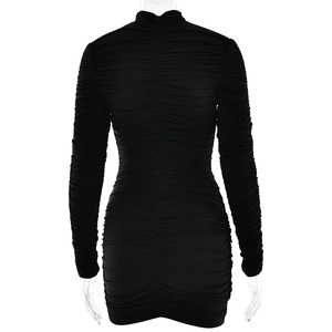 Vue arrière d'une robe moulante noire à manches longues avec détails froncés et coupe ajustée