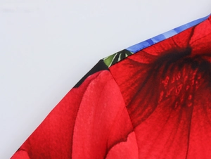 Vue macro détaillée d'un tissu tissé avec imprimé floral rouge vif et plis délicats