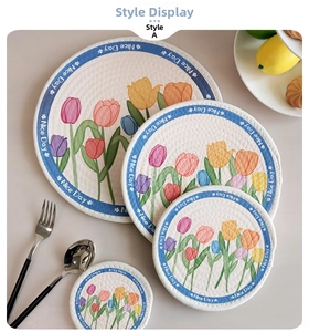 Dettaglio di tovagliette isolanti in cotone con stampe floreali di tulipani colorati