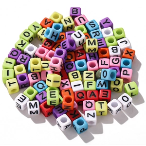 Gros plan de perles alphabet colorées en acrylique pour la création de bijoux DIY créatifs