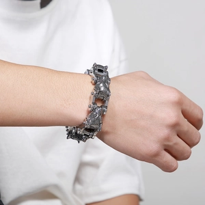 Makroaufnahme der Wolfskopf-Glieder des Edelstahl-Armbands im Punk- und Rock-Stil