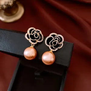 Elegante Perlenohrringe mit schwarzer Emaille-Kamelie und funkelnden Zirkonia-Steinen