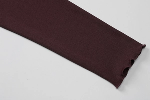 Vue détaillée du revers de manche en tricot côtelé avec une finition délicate en bord ondulé