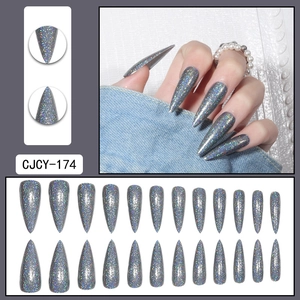Vista macro de 24 uñas postizas largas stiletto con purpurina holográfica láser plateada
