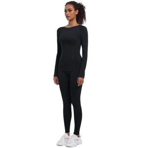 Dettagli del completo sportivo nero senza cuciture con mesh traspirante e linee ergonomiche