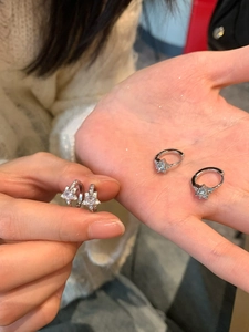 Vue détaillée de boucles d'oreilles étoile en argent avec zircons brillants à la main