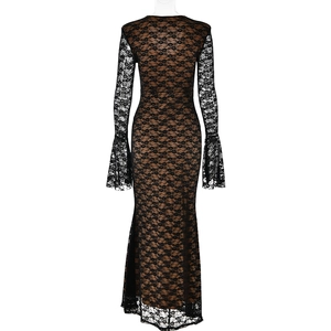 Détail de l'arrière d'une robe en dentelle noire avec doublure marron et manches trompettes