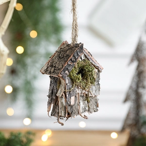 Nichoir en écorce fait main avec mousse et corde de chanvre dans un décor naturel