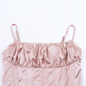 Dettaglio di canotta in raso rosa con spalline regolabili e texture plissettata