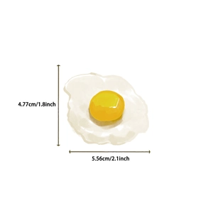 Dimensiones detalladas del adhesivo de huevo frito con 5,56 cm de ancho y 4,77 cm de alto