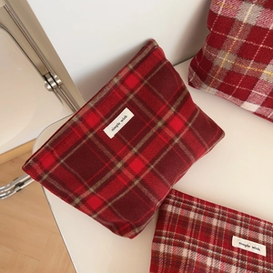 Détails de trousses de maquillage en laine à carreaux rouges avec étiquette simple wish