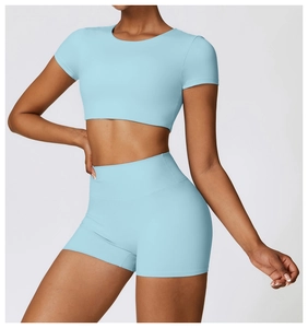 Detail der hellblauen High-Waist-Fitness-Shorts mit Bauchkontrolle und ergonomischem Sitz