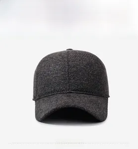 Vista frontale del cappello invernale in lana spessa con dettaglio logo GK in metallo argento