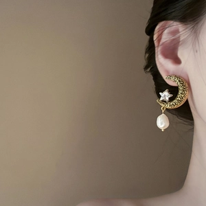 Boucles d'oreilles lune et étoile dorées avec perle de culture et relief vintage