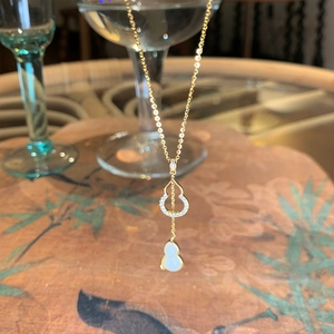 Gros plan du collier wulu plaqué or avec pendentif en nacre et sertissage de zircons