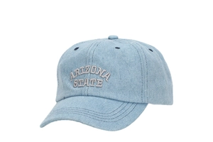 Détail de la broderie Arizona State sur une casquette de baseball en jean délavé