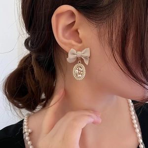 Pendientes vintage de plata S925 con lazo de tela beige y gota de perla elegante