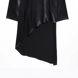 Chemise longue en satin noir pour femme avec coupe asymétrique et finition brillante