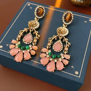 Orecchini vintage in stile corte con gemme floreali in resina rosa e cristalli