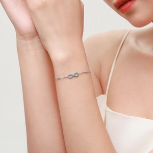 Bracelet infini élégant en argent S925 pour femme avec accents de turquoise bleu clair