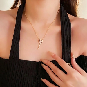 Luxuriöse vergoldete Schlüsselkette mit rosa Herz-Edelstein und funkelnden Zirkonia