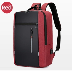 Detail van rood-zwarte zakelijke rugzak met een geïntegreerde USB-oplaadpoort