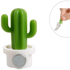 Aimant de réfrigérateur cactus 3D avec base blanche montrant sa fonction magnétique de clip