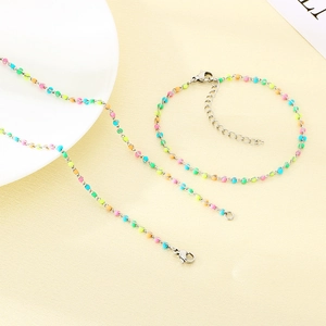Détail de parure de bijoux bohème avec perles colorées et fermoir mousqueton robuste