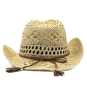 Chapeau de cow-boy en paille tressé beige avec tricot ajouré et glands argentés