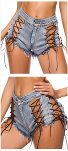 Dettaglio degli shorts in denim a vita alta con stringati laterali e bordi sfilacciati