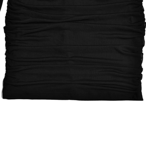 Vue détaillée de la texture plissée horizontale sur ce tissu en maille élastique noire