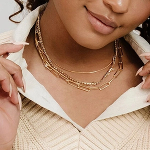 Collier triple rang en acier inoxydable plaqué or 18K avec chaîne serpent et zircons
