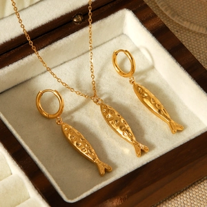 Parure de bijoux en acier inoxydable doré 18k avec pendentif poisson et boucles d'oreilles