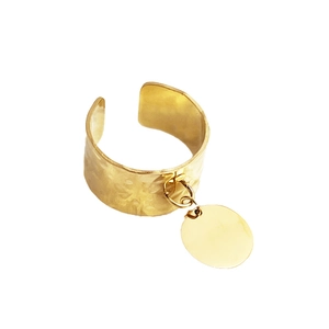 Anello aperto dorato con texture martellata e ciondolo rotondo in stile minimalista