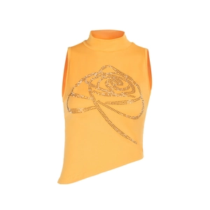 Haut orange sans manches à col montant avec rose en strass et ourlet asymétrique chic