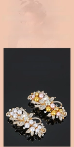 Détail de barrettes à fleurs avec perles colorées et strass brillants pour femmes