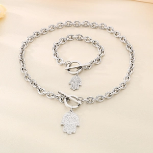 Detailaufnahme der Hamsa-Hand Halskette und Armband aus Edelstahl mit OT-Verschluss