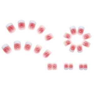 Korte roze blush kunstnagels met witte French tips en gelaagde hartpatronen