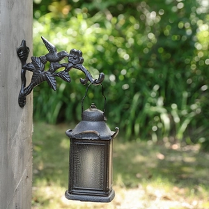Rustikaler Wandhaken aus Gusseisen mit Kolibri-Motiv und dekorativer Gartenlaterne