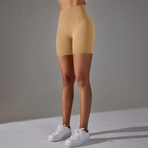 Dettaglio della trama a nido d'ape dei pantaloncini da yoga a vita alta color senape
